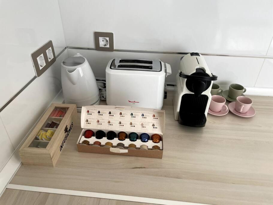 Cozy 2 Bedroom Apartment With Patio Madrid Esterno foto
