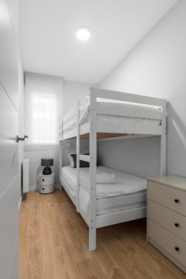 Cozy 2 Bedroom Apartment With Patio Madrid Esterno foto