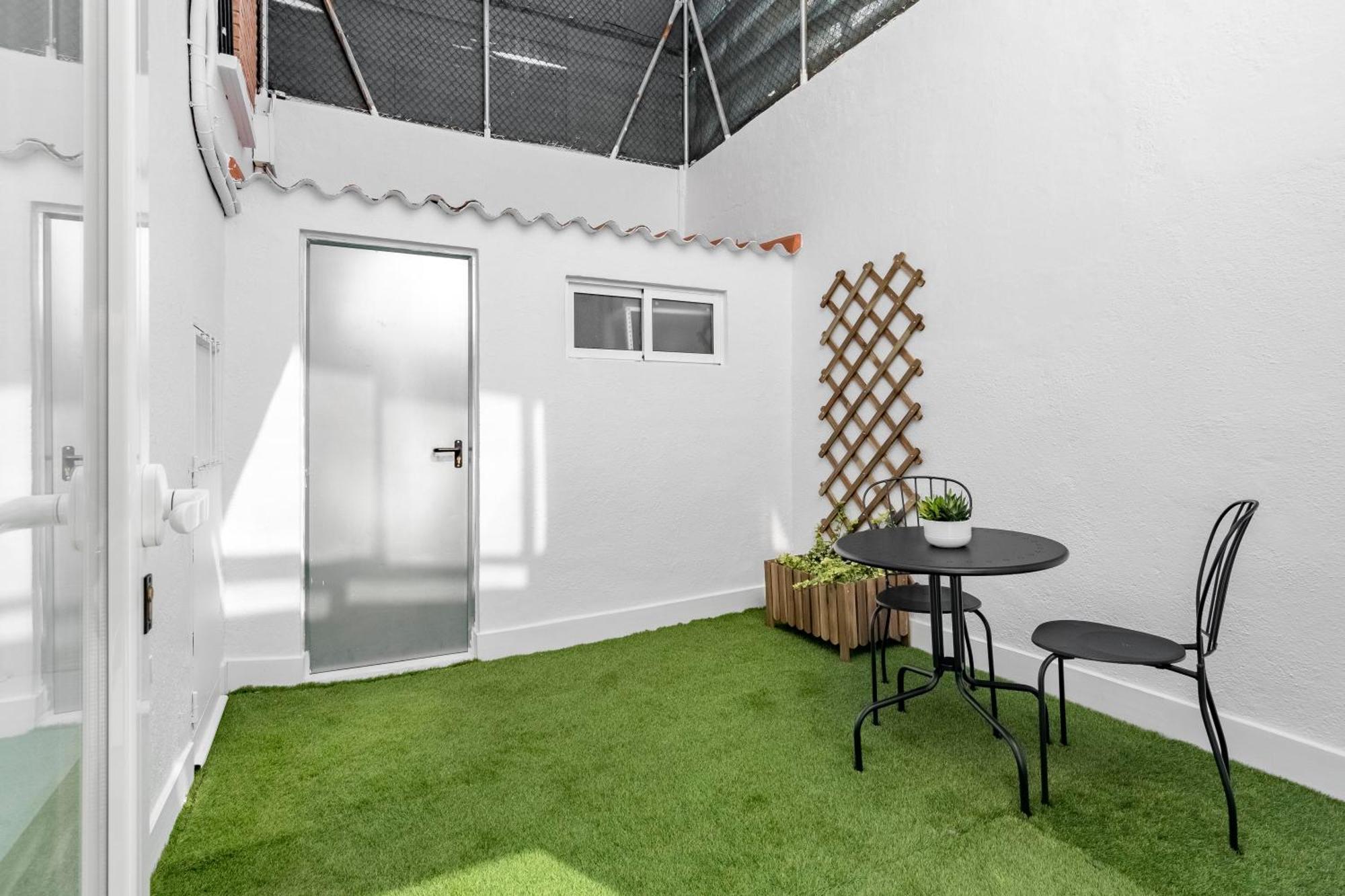 Cozy 2 Bedroom Apartment With Patio Madrid Esterno foto